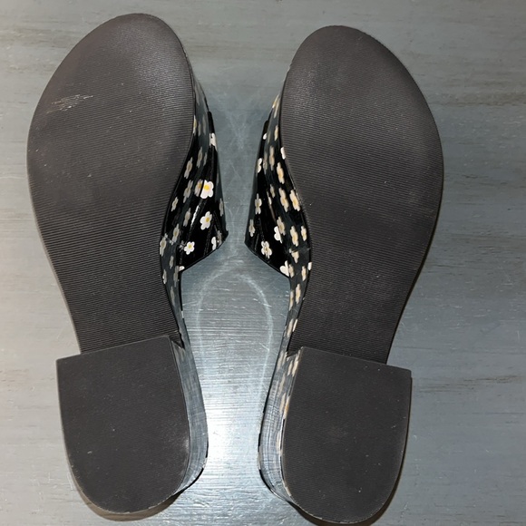 Wild Pair Womens Melborne Black w White Daisy Patent Platform Sandals Black 9 M - Picture 14 of 14